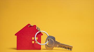 Key hooked to a house miniature
